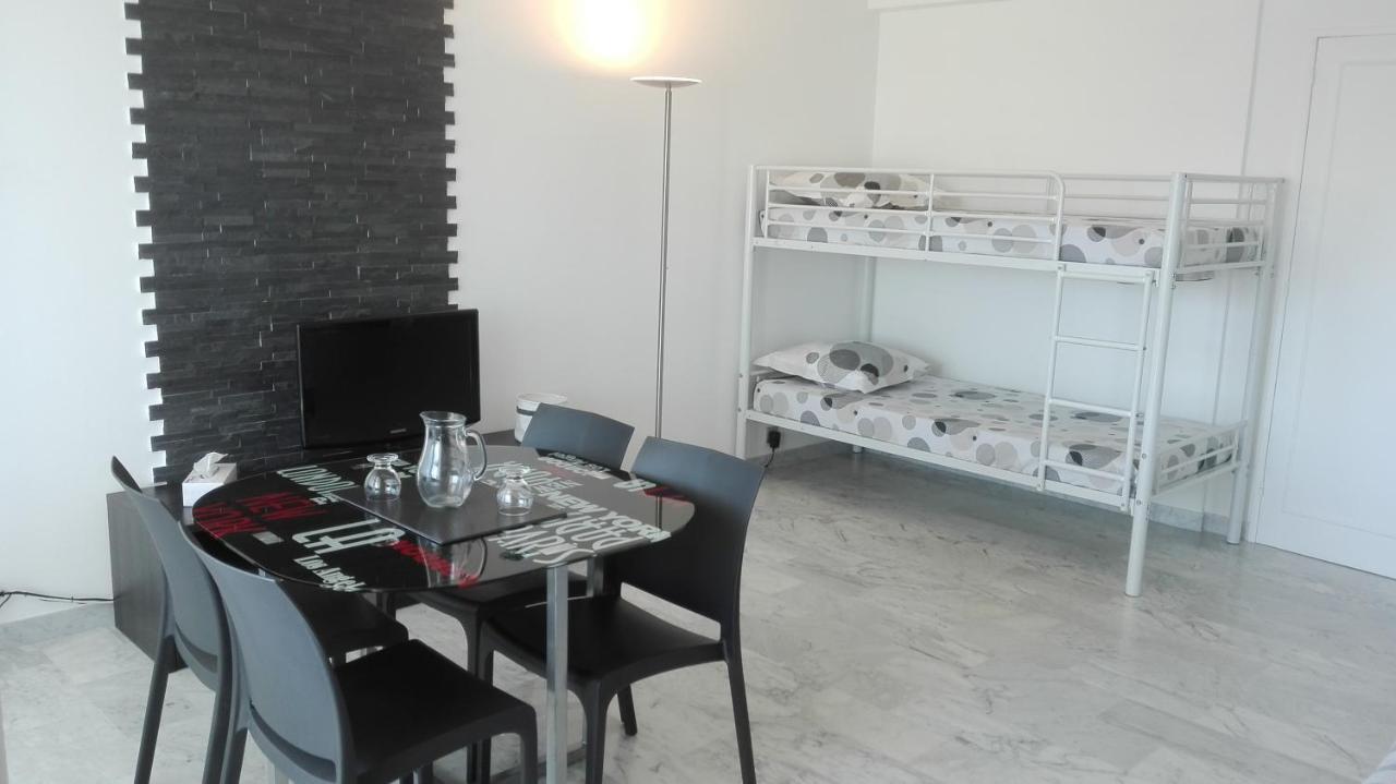 Grand Studio Climatise En Bord De Mer Avec Parking Securise Golfe-Juan Exterior foto